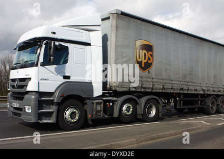 Un UPS carrello che viaggia lungo la A46 a doppia carreggiata in Leicestershire, Inghilterra Foto Stock