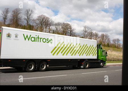 Un Waitrose carrello che viaggia lungo una strada a doppia carreggiata a Coulsdon, Surrey, Inghilterra Foto Stock