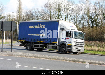 Un Eurohire carrello che viaggia lungo la A23 road a Coulsdon, Surrey, Inghilterra Foto Stock