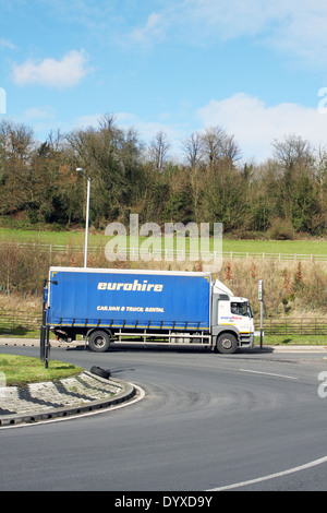 Un carrello Eorohire uscendo da una rotonda a Coulsdon, Surrey, Inghilterra Foto Stock