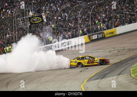 Richmond, VA, Stati Uniti d'America. 26 apr 2014. Richmond VA - 26 Apr 2014: Joey Lagano (22) vince il ''Toyota proprietari 400'' al Circuito Internazionale di Richmond a Richmond, VA. Credito: csm/Alamy Live News Foto Stock