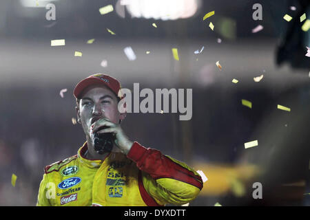 Richmond, VA, Stati Uniti d'America. 26 apr 2014. Richmond VA - 26 Apr 2014: Joey Lagano (22) vince il ''Toyota proprietari 400'' al Circuito Internazionale di Richmond a Richmond, VA. Credito: csm/Alamy Live News Foto Stock