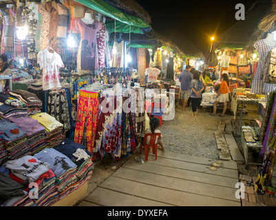 Tessuti e abbigliamento per la vendita in Angkor Mercato Notturno, Siem Reap, Cambogia Foto Stock