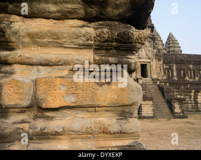 Numeri e lettere scritte sulle pietre di documentare la loro posizione a Angkor Wat, Sito Patrimonio Mondiale dell'UNESCO. Siem Reap, Cambogia Foto Stock