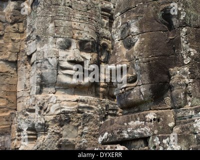 Torri con le facce sorridenti dei Lokeshvara tempio Bayon entro le mura di Angkor Thom, Siem Reap, Cambogia Foto Stock