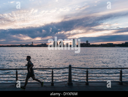 New York, NY - 29 agosto 2011 un uomo che corre lungo il fiume Hudson in Hudson River Park Foto Stock