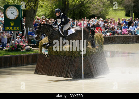 Lexington, KY, Stati Uniti. 26 apr 2014. Fernhill intrepidi con Kim Severson fino saltato oltre la spazzola nel cross country la concorrenza del 2014 Rolex Kentucky Three-Day evento presso il Kentucky Horse Park in Lexington, KY., il 26 aprile 2014. Bay Il mio eroe con William Fox-Pitt erano in testa dopo il cross country evento. Foto di Pablo Alcala | Credito personale: Lexington Herald-Leader/ZUMAPRESS.com/Alamy Live News Foto Stock