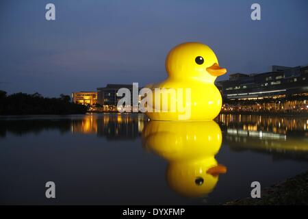 (140427) -- HO CHI MINH CITY, 27 aprile (Xinhua) -- Foto scattata il 26 aprile 2014 illustra il gigante rubber duck nel Phu My Hung area residenziale di Ho Chi Minh (HCM) City, Vietnam. Una 18-metro-tall rubber duck, che ha affascinato la gente in tutto il mondo, saranno visualizzate in Crescent Lake nel Phu My Hung area residenziale di HCM city dal 27 aprile al 31 maggio, i media locali hanno riferito sabato. Progettato da artista olandese Florentijn Hofman, il rubber duck ha iniziato un tour denominato "ampliamento gioie del mondo" nel 2007. HCM City sarà il sedicesimo il luogo in cui è visualizzato. (Xinhua/Tao Jun) (dzl Foto Stock