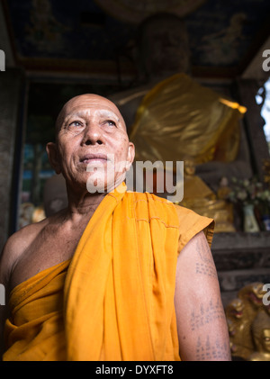 Cambogiano monaco buddista accanto al tempio Bayon, Angkor Thom, Siem Reap, Cambogia Foto Stock