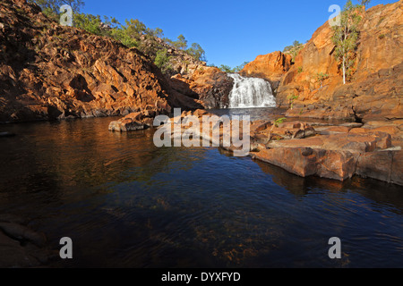 Una piccola cascata e piscina con acqua chiara, Kakadu National Park, Australia Foto Stock