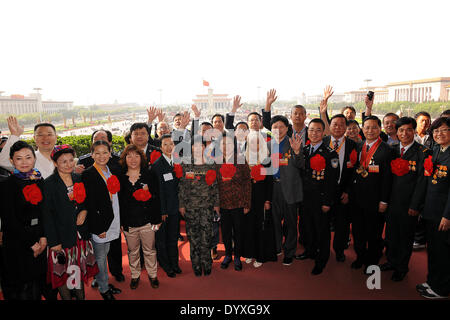 Pechino, Cina. 27 apr 2014. I rappresentanti di un modello nazionale di lavoratori e vincitori di manodopera nazionale medaglia posano per una foto di gruppo a Piazza Tian'anmen rostro in Pechino, capitale della Cina, 27 aprile 2014. © Egli Junchang/Xinhua/Alamy Live News Foto Stock