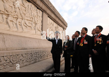 Pechino, Cina. 27 apr 2014. I rappresentanti di un modello nazionale di lavoratori e i vincitori nazionali di medaglia del lavoro visitare il monumento al popolo gli eroi di Pechino, capitale della Cina, 27 aprile 2014. © Egli Junchang/Xinhua/Alamy Live News Foto Stock