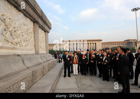 Pechino, Cina. 27 apr 2014. I rappresentanti di un modello nazionale di lavoratori e i vincitori nazionali di medaglia del lavoro visitare il monumento al popolo gli eroi di Pechino, capitale della Cina, 27 aprile 2014. © Egli Junchang/Xinhua/Alamy Live News Foto Stock