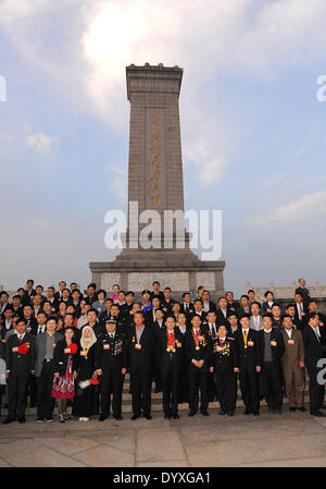 Pechino, Cina. 27 apr 2014. I rappresentanti di un modello nazionale di lavoratori e vincitori di manodopera nazionale medaglia posano per una foto di gruppo davanti al monumento al popolo gli eroi di Pechino, capitale della Cina, 27 aprile 2014. © Egli Junchang/Xinhua/Alamy Live News Foto Stock