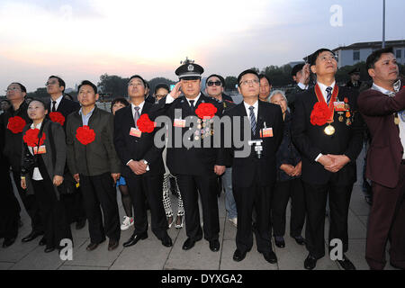 Pechino, Cina. 27 apr 2014. I rappresentanti di un modello nazionale di lavoratori e vincitori di manodopera nazionale medaglia guarda l'alzabandiera cerimonia in Piazza Tian'anmen a Pechino Capitale della Cina, 27 aprile 2014. © Egli Junchang/Xinhua/Alamy Live News Foto Stock