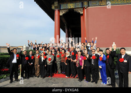 Pechino, Cina. 27 apr 2014. I rappresentanti di un modello nazionale di lavoratori e vincitori di manodopera nazionale medaglia posano per una foto di gruppo a Piazza Tian'anmen rostro in Pechino, capitale della Cina, 27 aprile 2014. © Egli Junchang/Xinhua/Alamy Live News Foto Stock