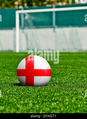 Pallone da calcio con l'Inghilterra bandiera sul prato di Stadium Foto Stock