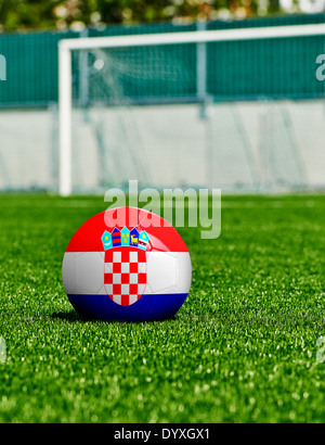 Pallone da calcio con la bandiera della Croazia sull'erba nel Stadium Foto Stock