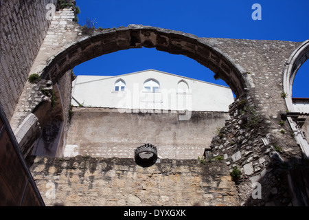 Arco in rovine del XIV-XV secolo gotico chiesa Igreja do Carmo a Lisbona, Portogallo, distrutto dal terremoto nel 1755. Foto Stock