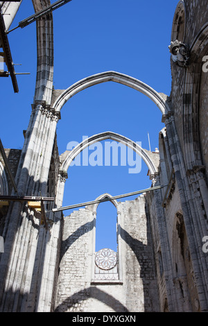 Archi in rovine del XIV-XV secolo gotico chiesa Igreja do Carmo a Lisbona, Portogallo, distrutto dal terremoto nel 1755. Foto Stock