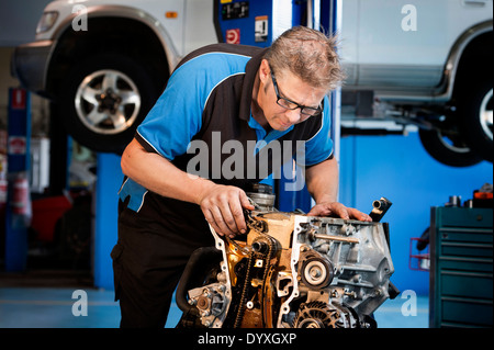 Lavoro meccanico sul motore di una macchina Foto Stock