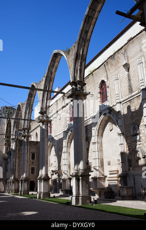 Rovine del XIV-XV secolo gotico chiesa Igreja do Carmo a Lisbona, Portogallo. Danneggiata dal terremoto del 1755. Foto Stock