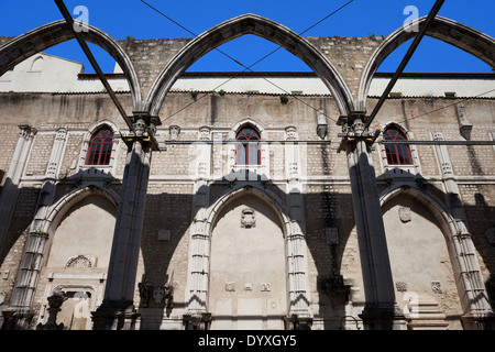 Rovine del XIV-XV secolo gotico chiesa Igreja do Carmo a Lisbona, Portogallo. Danneggiata dal terremoto del 1755. Foto Stock