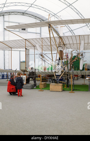 Un uomo & boy visualizza una replica della Gran Bretagna è alimentato per la prima volta aereo progettato dagli americani il pioniere del volo Samuel Franklin Cody Foto Stock