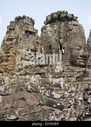 Torri con le facce sorridenti dei Lokeshvara tempio Bayon entro le mura di Angkor Thom, Siem Reap, Cambogia Foto Stock