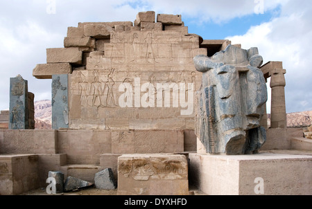 Ramesseum : il tempio funerario del faraone Ramses II il Grande(1303-1213 A.C. XIX dyn.). Rimanenti blocchi e statue del re. Foto Stock