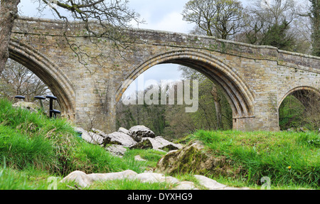 Diavoli medioevali ponte sopra il fiume Lune in Kirkby Lonsdale, Cumbria Foto Stock