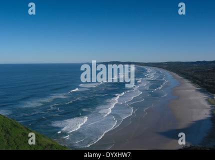 Alta vista dal faro di molto lunga spiaggia di sabbia e surf di onde che si infrangono sulla spiaggia. perfect blue sky Foto Stock