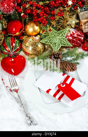 Tavola di natale impostazione posto con decor di rosso a forma di cuore candela. periodo festivo sfondo. Cena a lume di candela Foto Stock