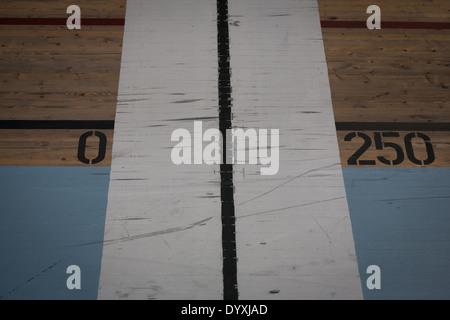 Inizio/Fine linea di Glasgow's Sir Chris Hoy Velodromo, uno dei 2014 Giochi del Commonwealth venues Foto Stock