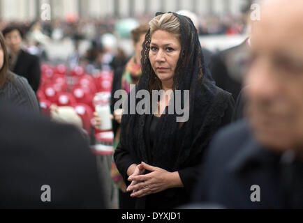 Città del Vaticano. 27 apr 2014. Floribeth Mora Diaz da Costa-Rica arriva per la canonizzazione di servizio per ultimi Pontefici Giovanni Paolo II e Papa Giovanni XXIII in un open air messa di fronte alla Basilica di San Pietro e la Città del Vaticano, 27 aprile 2014. Folle immense riempito la piazza per vedere i due ex papi dichiarati santi. Royal dignitari e capi di stato sono stati tra i quasi 100 delegazioni straniere in frequenza. Credito: dpa picture alliance/Alamy Live News Foto Stock