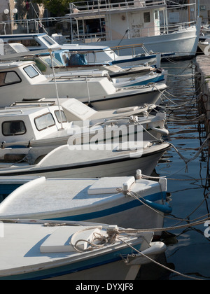 Ancorate barche da pesca nel porto Foto Stock