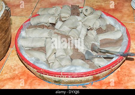 Injera, autentico piatto etiope in Etiopia ad Addis Abeba Foto Stock