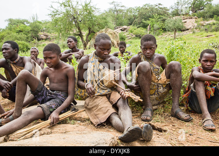 Un maschio Hadza giocando un rebab una singola stringa di piegò liuto Foto Stock