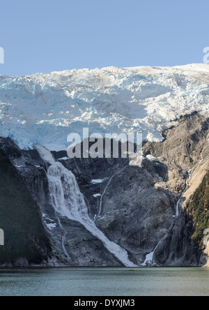 Glacier romancio. Il braccio di nord-ovest del Canale di Beagle corre attraverso il cosiddetto vicolo sul ghiacciaio o Avenue dei ghiacciai Foto Stock