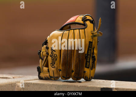 Milwaukee, Wisconsin, Stati Uniti d'America. 26 apr 2014. Aprile 26, 2014: un guanto Rawlings sulla sommità della piroga durante il Major League Baseball gioco tra il Milwaukee Brewers e il Chicago Cubs a Miller Park di Milwaukee, WI. Produttori di birra ha sconfitto il Cubs 5-2. John Fisher/CSM/Alamy Live News Foto Stock