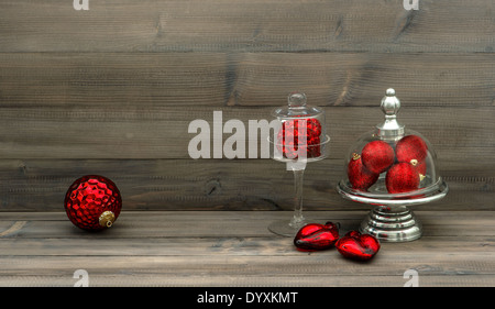 In stile retrò decorazione di Natale con red baubles su legno rustico sfondo. nostalgico home interno Foto Stock