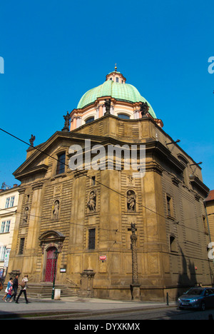 Sv Frantisek chiesa, Krizovnicke Namesti square, città vecchia, Praga, Repubblica Ceca, Europa Foto Stock