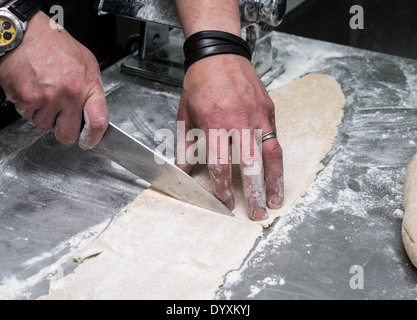 Per fare i tortellini pasta taglio a misura Foto Stock