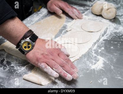 Per fare i tortellini pasta taglio a misura Foto Stock