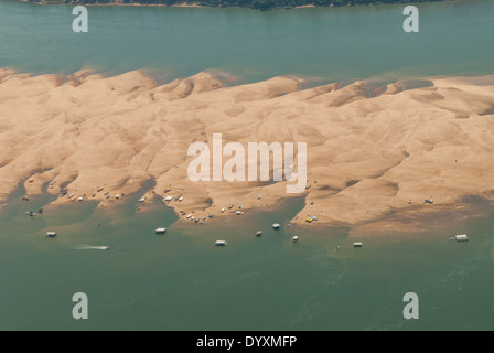 Araguaia river, Para Stato, Brasile. Vista aerea del week end bar galleggianti sul banco di sabbia vicino a Maraba. Foto Stock