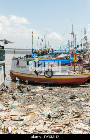 Belem, Para Stato, Brasile. Ver-o-Peso mercato del pesce del porto, con spazzatura e avvoltoi. "Figlia di Dio" (Filha de Deus) in barca sul fiume. Foto Stock