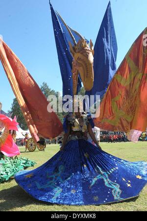 Pretoria, Sud Africa. 27 apr 2014. Un esecutore assiste una celebrazione per commemorare la Giornata libera a Pretoria, Sud Africa, il 27 aprile 2014. La Festa della libertà è celebrata in Sud Africa ogni anno il 27 aprile, che è il giorno del 1994 quando le prime elezioni democratiche si terrà in Sud Africa e si è conclusa l'apartheid. Credito: Li Qihua/Xinhua/Alamy Live News Foto Stock