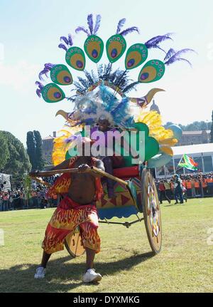 Pretoria, Sud Africa. 27 apr 2014. Gli artisti interpreti o esecutori partecipare ad una celebrazione per commemorare la Giornata libera a Pretoria, Sud Africa, il 27 aprile 2014. La Festa della libertà è celebrata in Sud Africa ogni anno il 27 aprile, che è il giorno del 1994 quando le prime elezioni democratiche si terrà in Sud Africa e si è conclusa l'apartheid. Credito: Li Qihua/Xinhua/Alamy Live News Foto Stock