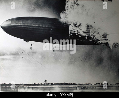 Lo Zeppelin Hindenburg era un dirigibile passeggeri tedesco che si schiantò tragicamente nel 1937, segnando uno dei più famigerati incidenti nella storia dell'aviazione. Foto Stock