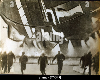 Lo Zeppelin Hindenburg era un dirigibile passeggeri tedesco che prese tragicamente fuoco e si schiantò nel 1937 durante il suo tentativo di atterrare a Lakehurst, nel New Jersey. Il disastro ha segnato la fine dell'era dei dirigibili passeggeri e rimane uno degli incidenti più famigerati della storia dell'aviazione. Foto Stock